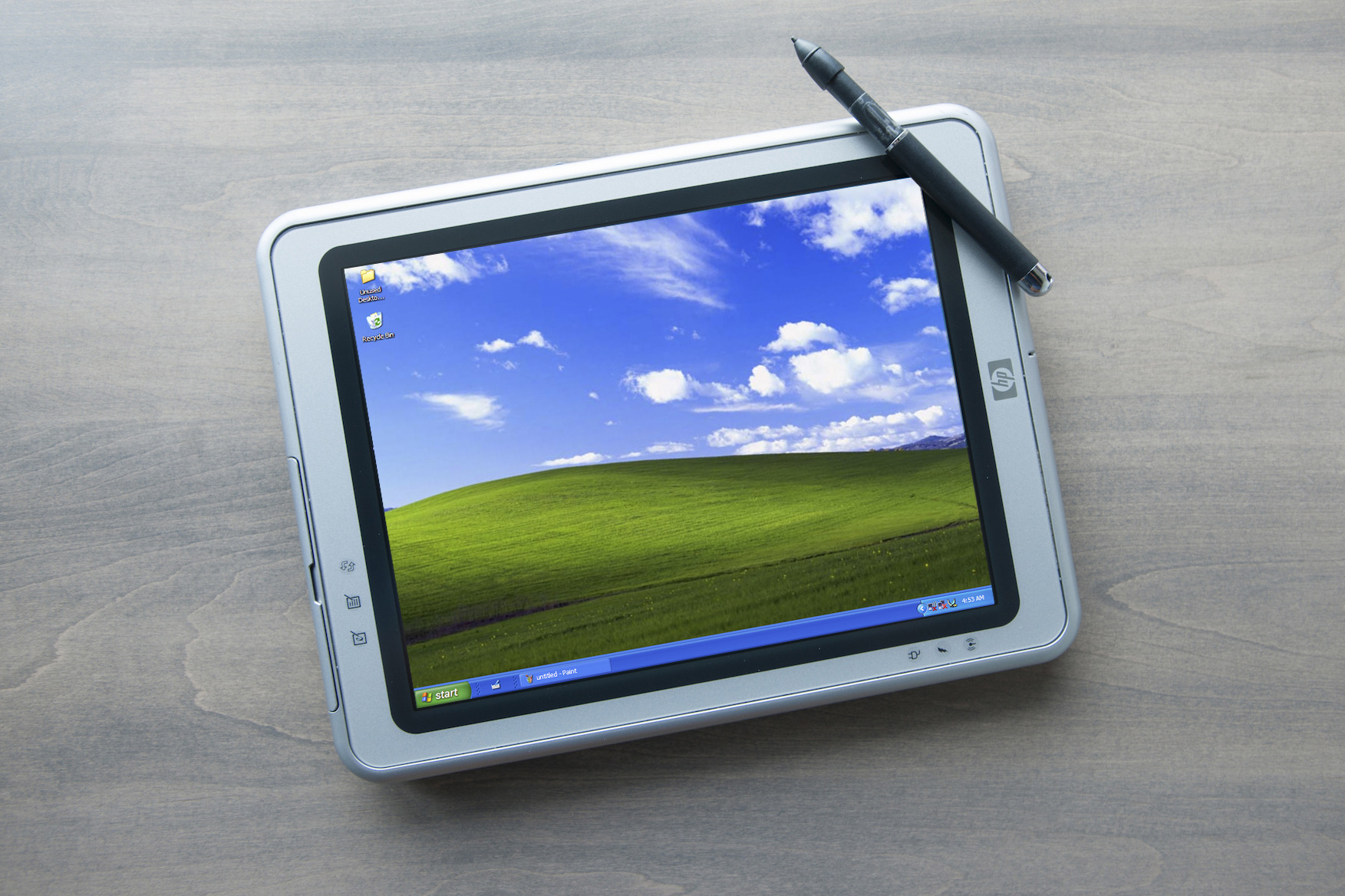 Sforum - Trang thông tin công nghệ mới nhất compag-XP Nhìn lại quá trình “tiến hóa” TRĂM NĂM của các thiết bị công nghệ (P2): Chiếc laptop đầu tiên nặng 11 ký 