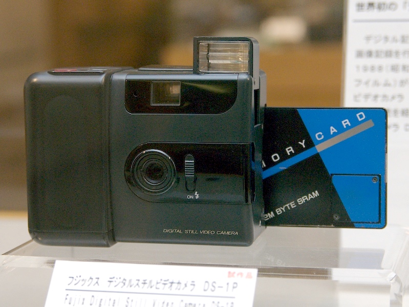 Sforum - Trang thông tin công nghệ mới nhất Only-Fujix-DS-1P-camera-left-at-display-in-the-JCII-Camera-Museum-Tokyo-©-Impress-CorporationJCII-Camera-Museum Nhìn lại quá trình “tiến hóa” TRĂM NĂM của các thiết bị công nghệ (P2): Chiếc laptop đầu tiên nặng 11 ký 