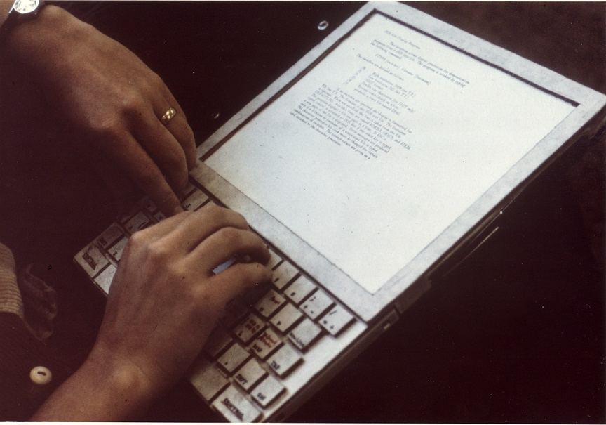Sforum - Trang thông tin công nghệ mới nhất dynabook Nhìn lại quá trình “tiến hóa” TRĂM NĂM của các thiết bị công nghệ (P2): Chiếc laptop đầu tiên nặng 11 ký 