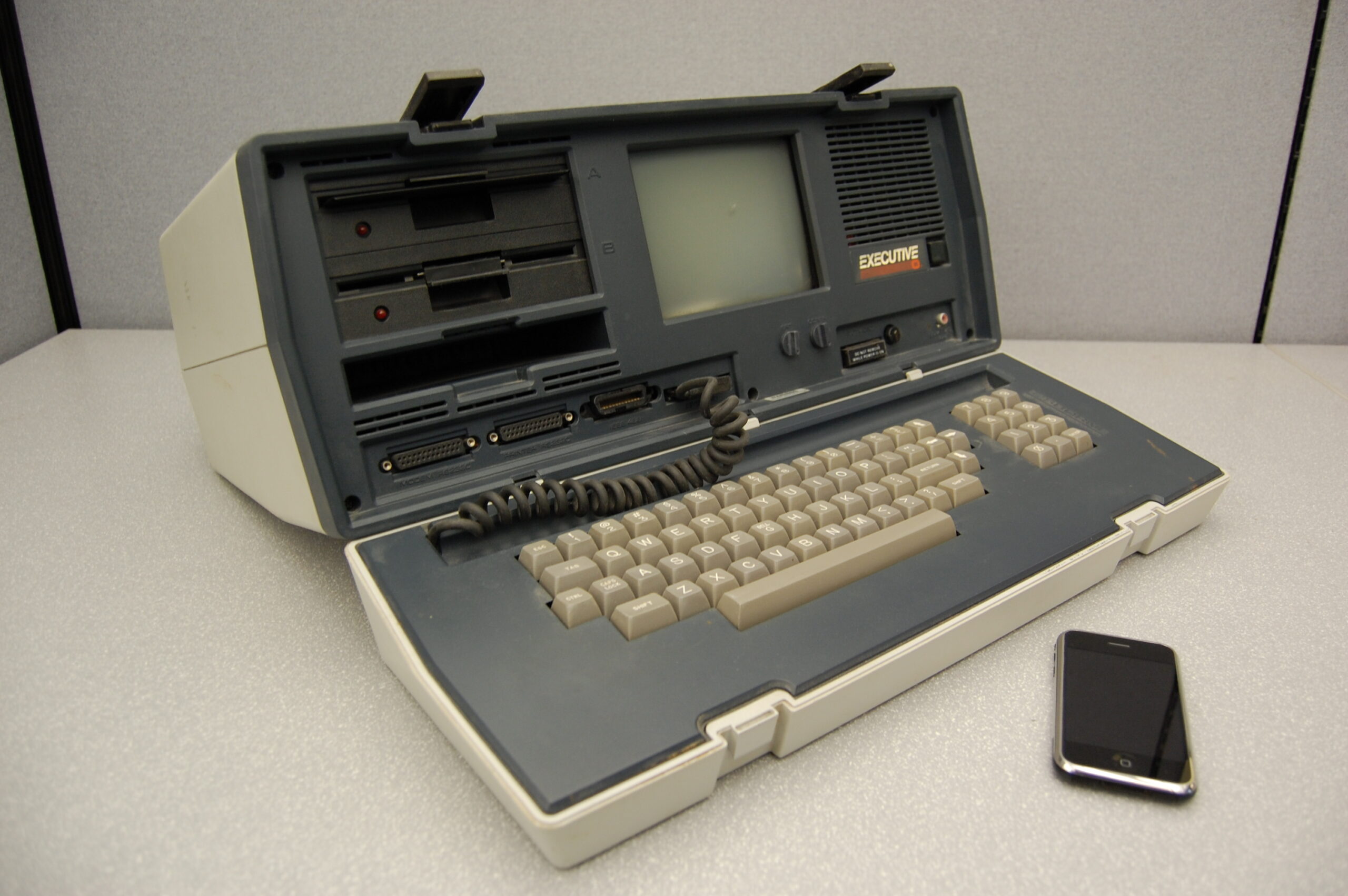 Sforum - Trang thông tin công nghệ mới nhất osborne-scaled Nhìn lại quá trình “tiến hóa” TRĂM NĂM của các thiết bị công nghệ (P2): Chiếc laptop đầu tiên nặng 11 ký 