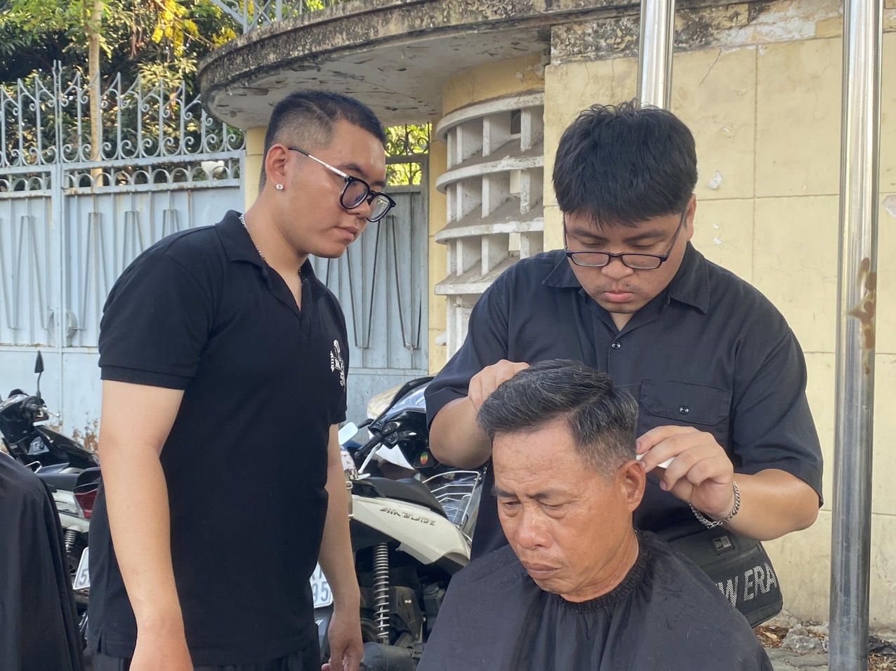 'Mát lòng' những tiệm tóc 0 đồng giữa Sài Gòn nắng nóng- Ảnh 2.