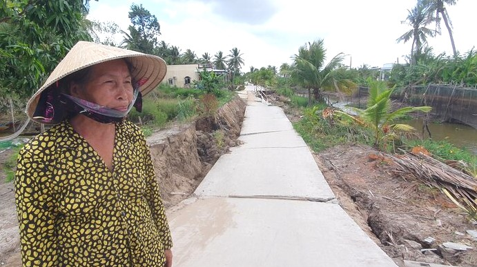 Bà Đinh Thị Xuân cho biết năm nay đã 73 tuổi mà chưa từng thấy sụt đất ầm ầm như thế này. Ảnh: Nhật Hồ
