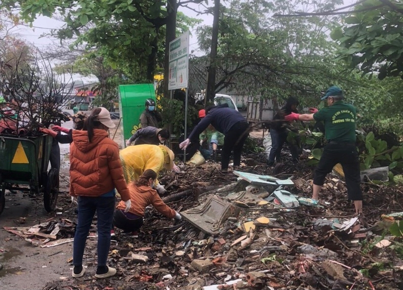 Người dân và các lực lượng phường Tây Lộc (TP. Huế) triển khai tổng dọn vệ sinh tại các tuyến đường