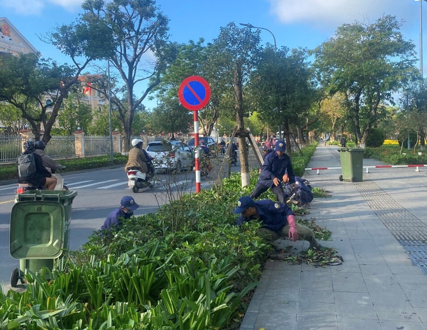 Nhân viên Trung tâm Công viên cây xanh Huế chăm sóc hoa, làm đẹp phố phường