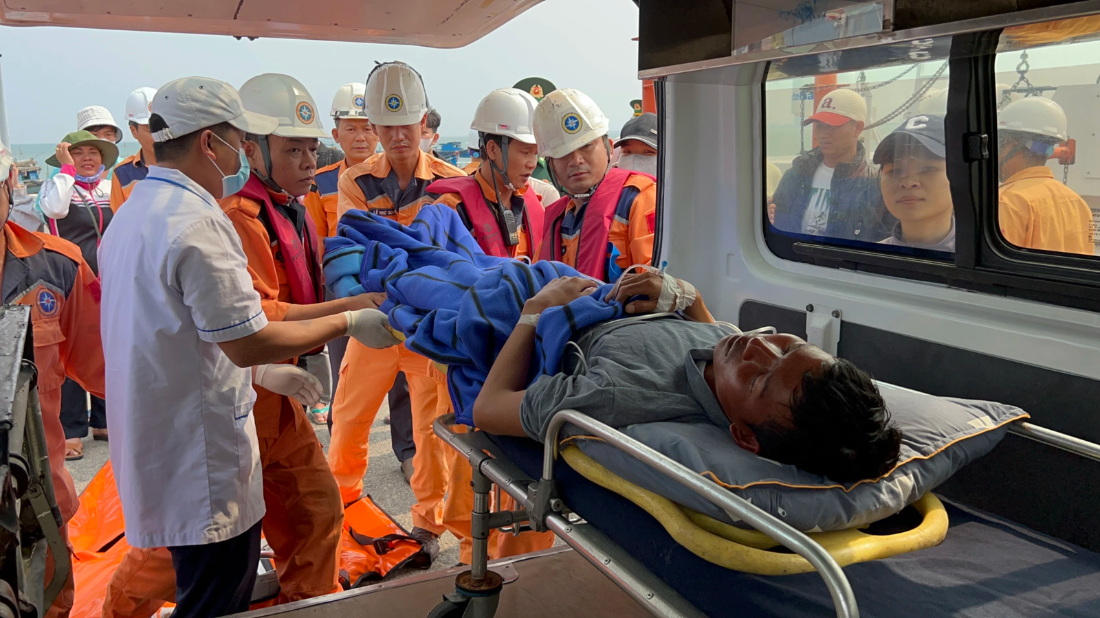 Ngư dân được đưa vào bệnh viện tiếp tục cứu chữa - NGUYỄN TÚ