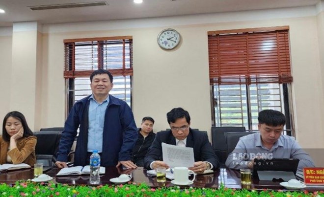 Chủ tịch UBND xã Văn Hán làm rõ các vấn đề liên quan đến việc hỗ trợ trâu giống giảm nghèo tại địa phương. Ảnh: Việt Bắc