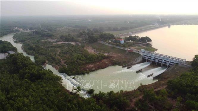 Hồ Dầu Tiếng nằm ở thượng nguồn sông Sài Gòn, thuộc địa phận huyện Dương Minh Châu và một phần nhỏ huyện Tân Châu, tỉnh Tây Ninh. Ảnh tư liệu: Vũ Sinh/TTXVN