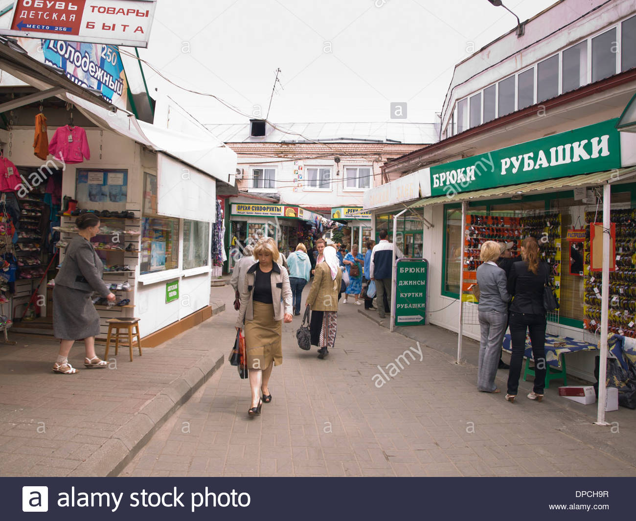 central-market-in-yaroslavl-russia-small-shops-selling-anything-you-DPCH9R.jpg
