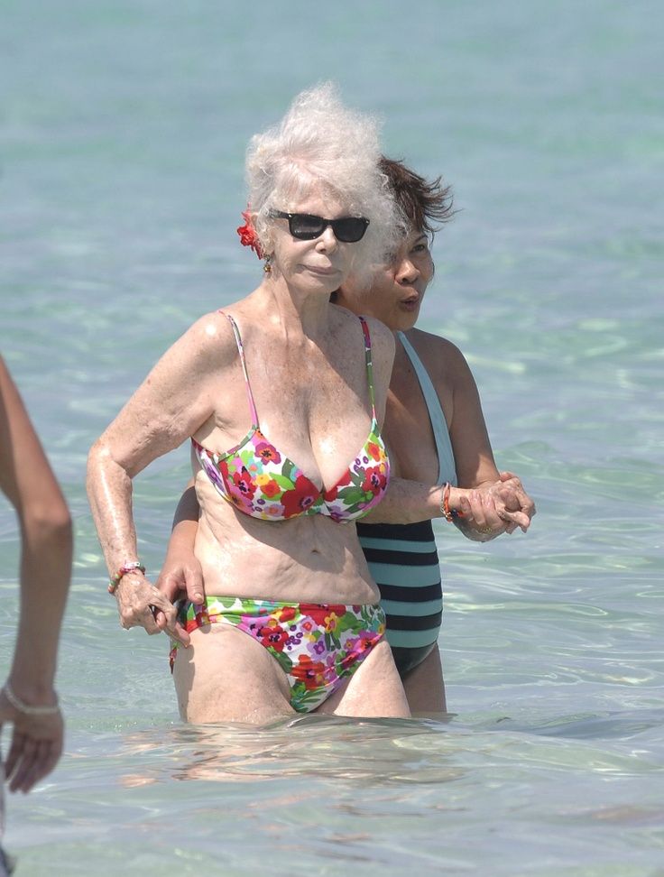 PHOTOS_ 86-Year-Old Duchess Hits The Beach In A Bikini.jpeg