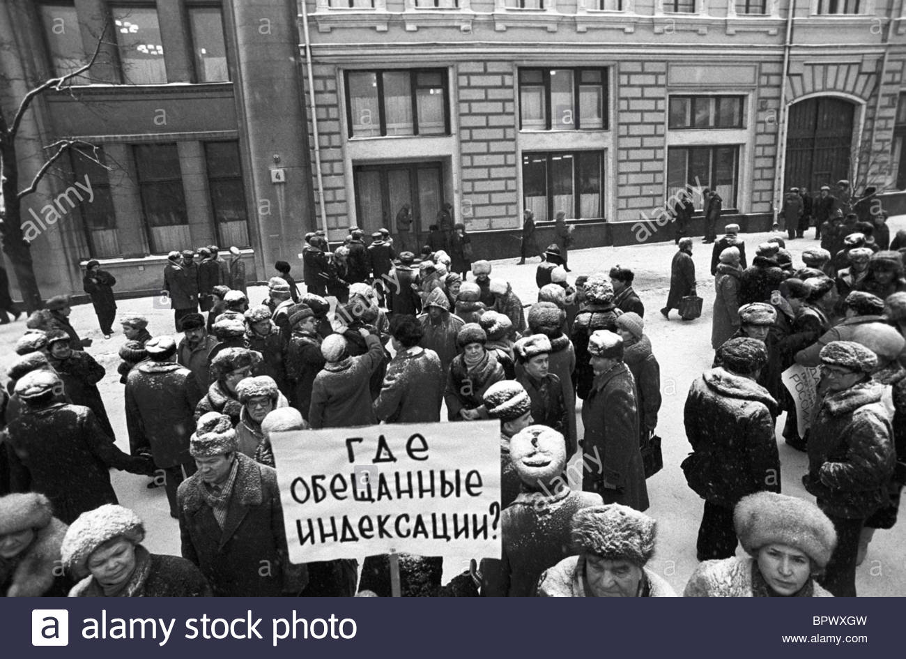 protest-action-of-independent-trade-unions-in-russia-1992-BPWXGW.jpg