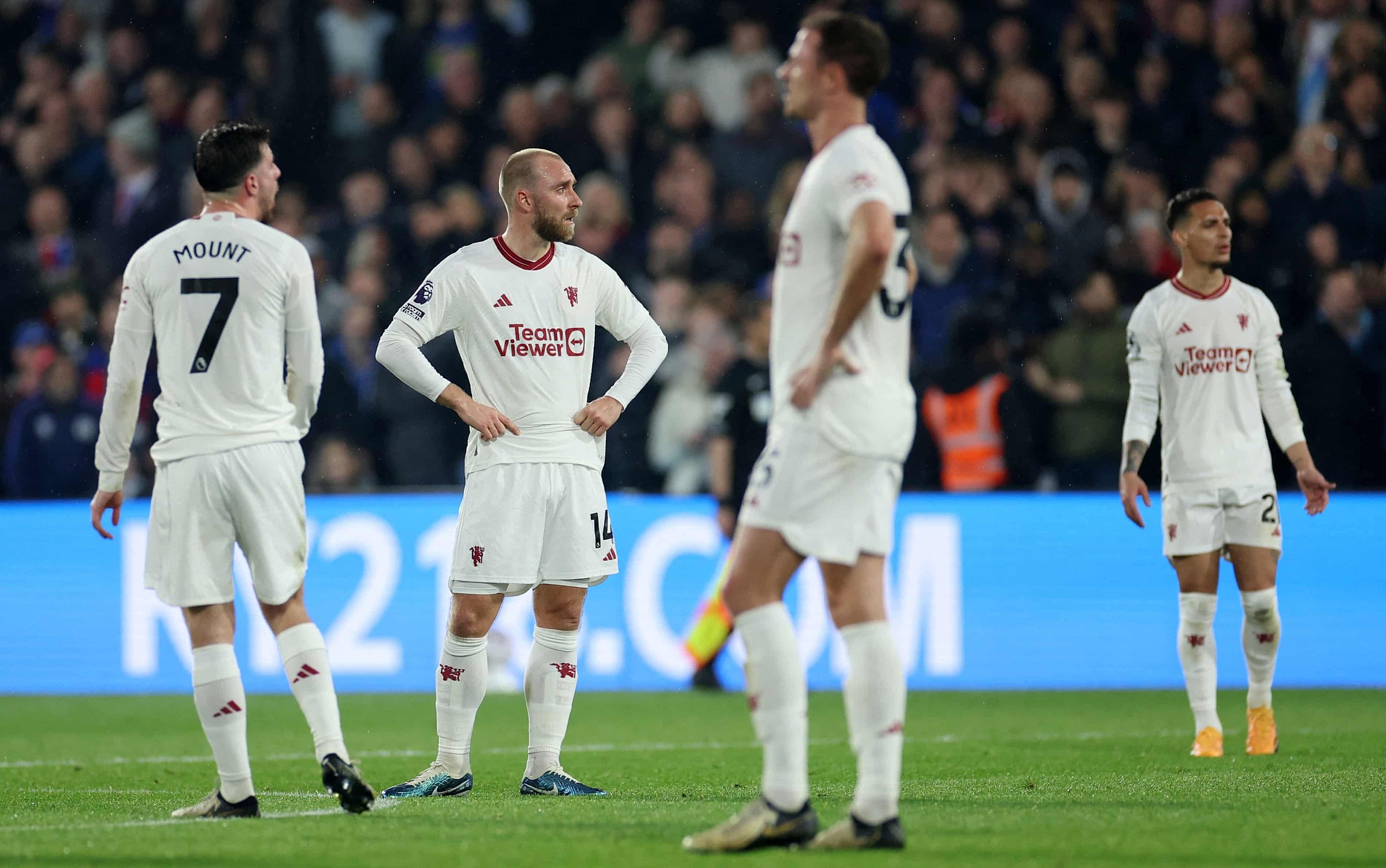 Cầu thủ Man Utd thất vọng sau bàn thua thứ hai trong thất bại 0-4 trên sân Crystal Palace ở vòng 36 Ngoại hạng Anh ngày 6/5. Ảnh: Reuters