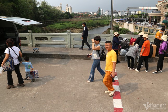 Không còn cảnh hàng nghìn khách Trung Quốc ùn ùn qua cửa khẩu Móng Cái ảnh 5