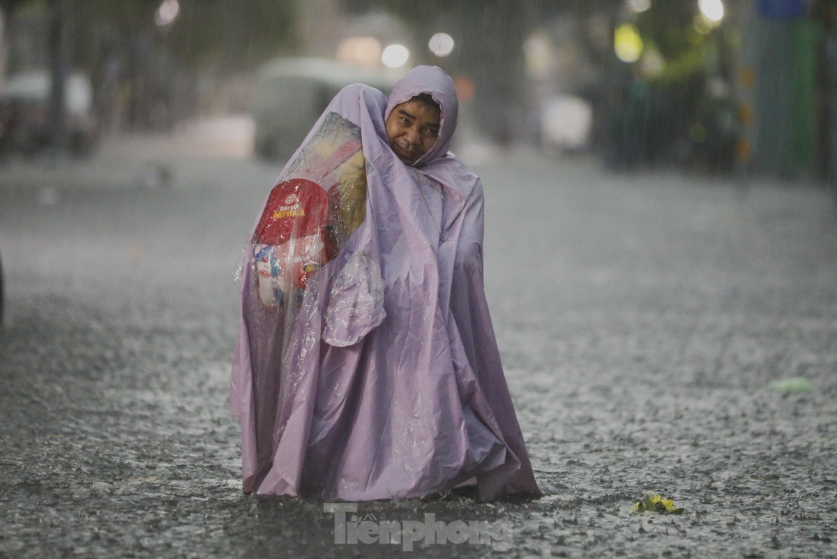 Người dân chật vật vượt biển nước về nhà sau mưa lớn ở TPHCM ảnh 4