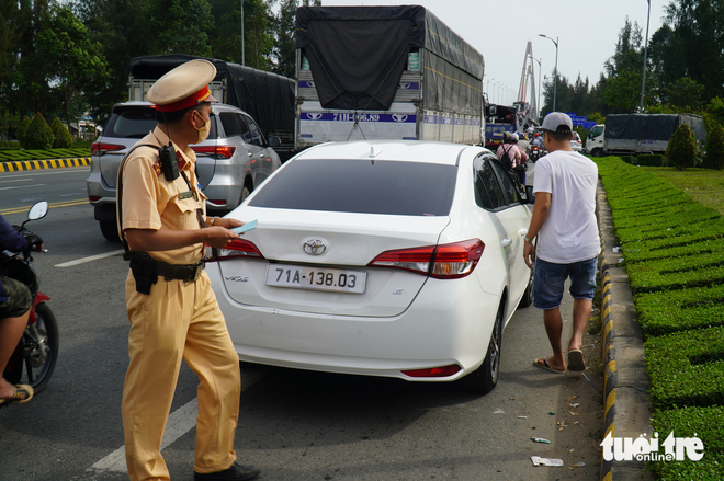 Nhiều xe hơi lấn làn trên quốc lộ 60, Tiền Giang bị phạt ngay - Ảnh 2.