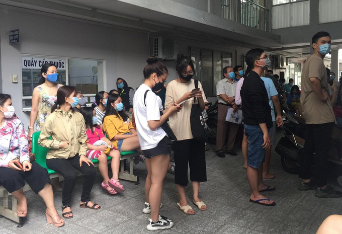 Người dân TP HCM về từ Đà Nẵng chờ lấy mẫu dịch họng, mũi tại Trung tâm Y tế dự phòng quận Bình Thạnh, chiều 28/7. ẢnhThuận Nguyễn