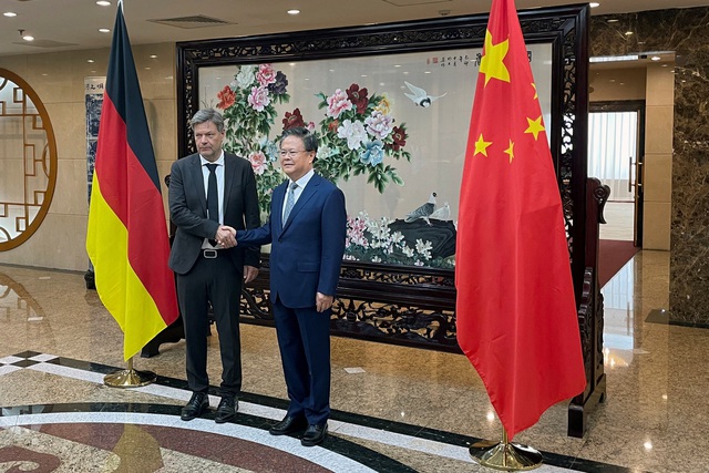 Phó Thủ  tướng kiêm Bộ trưởng Kinh tế Đức Robert Habeck (trái) bắt tay Chủ tịch Ủy ban Cải cách và Phát triển Quốc gia Trung Quốc Zheng Shanjie ở Bắc Kinh ngày 22-6 Ảnh: REUTERS