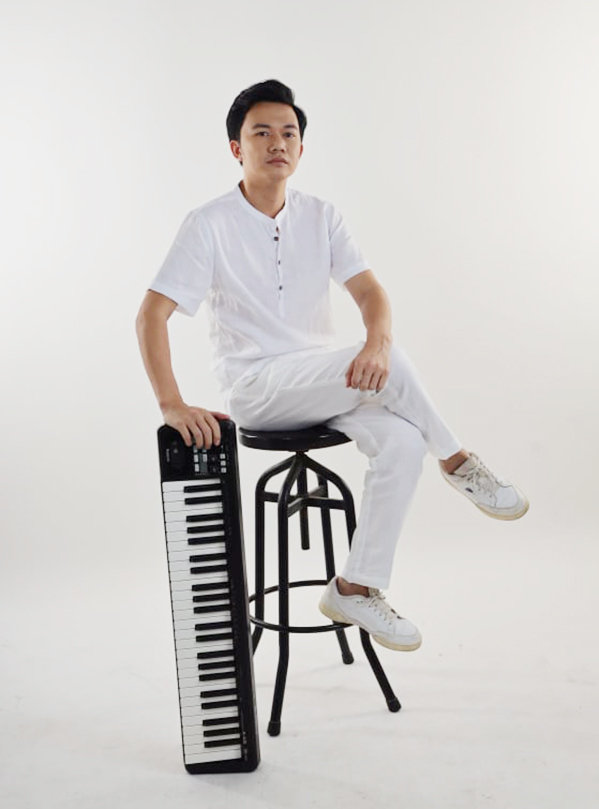 Nhạc sĩ Bá Hùng sinh năm 1987. Trước khi sáng tác nhạc, anh từng là thầy giáo. Ảnh: Facebook Nguyễn Bá Hùng.