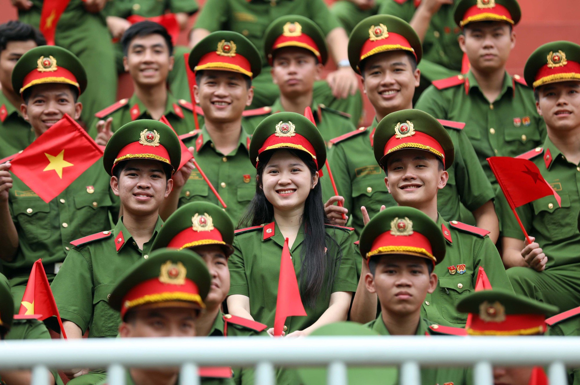 Những ‘nàng tiên’ ngày khai mạc giải bóng đá Thanh Niên sinh viên Việt Nam- Ảnh 1.