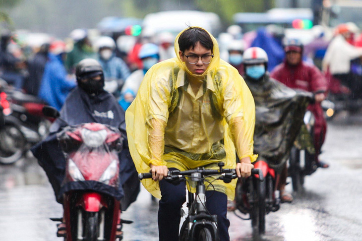 TP.HCM đang mưa dông nhiều nơi, người dân chú ý kẹt xe sáng đầu tuần - Ảnh: PHƯƠNG QUYÊN