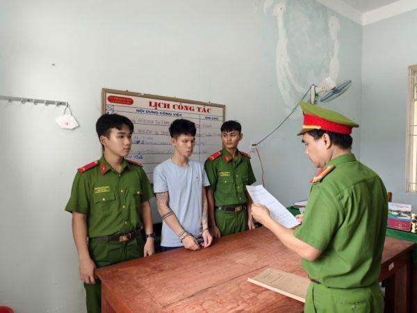Công an xã tiến hành dẫn giải P.M.Đ. đi chấp hành án.
