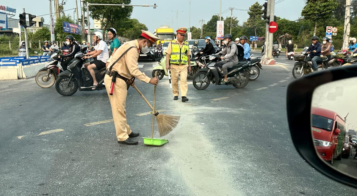 Hình ảnh đẹp của các chiến sĩ Cảnh sát giao thông tại ngã tư Cách Mạng Tháng Tám - Lê Thanh Nghị ngày 16-4-2026.