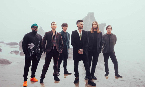 Nhóm Maroon 5 hiện tại có sáu người, Adam Levine (thứ ba từ phải sang) là trưởng nhóm - Ảnh: Guardian
