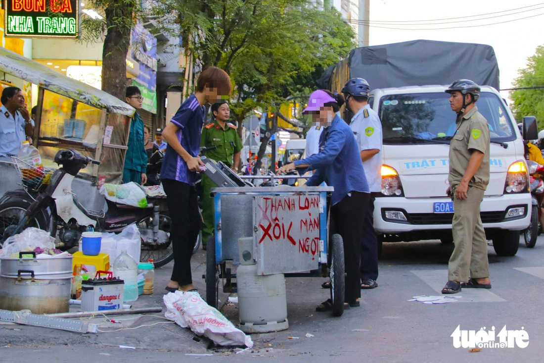 Một trường hợp bị Phòng quản lý đô thị thu giữ xe đẩy bán hàng trên đường Nguyễn Gia Trí, quận Bình Thạnh - Ảnh: TIẾN QUỐC