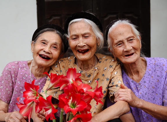 Ba chị em 'nàng thơ U.100' vui khỏe, sống tình cảm tuổi xế chiều- Ảnh 1.