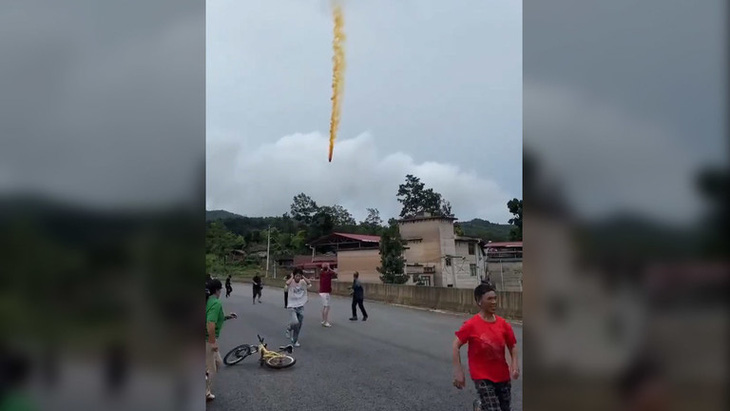 Khoảnh khắc mảnh vỡ tên lửa lao thẳng xuống khu dân cư ở Trung Quốc ngày 22-6 - Ảnh: X/@CNSpaceflight