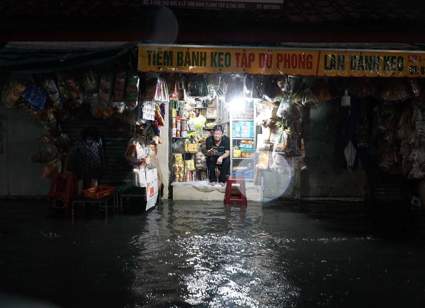 Nước ngập tại chợ Thủ Đức vào chiều tối 20.5 làm nhiều người buôn bán gặp nhiều khó khăn