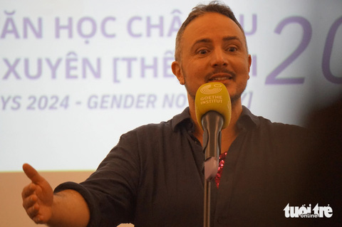 Nhà văn Jayrôme C. Robinet  trình diễn bài thơ mang tinh thần phản kháng của cộng đồng LGBT tối 15-5 tại Hà Nội - Ảnh: T.ĐIỂU
