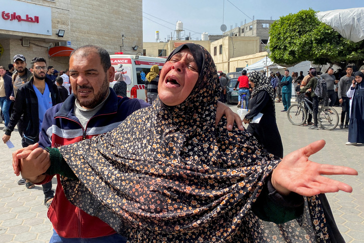 Sự đau đớn của một bà mẹ Palestine ở Dải Gaza khi mất đi con trai trong đợt tập kích của Israel ngày 27-3 - Ảnh: REUTERS