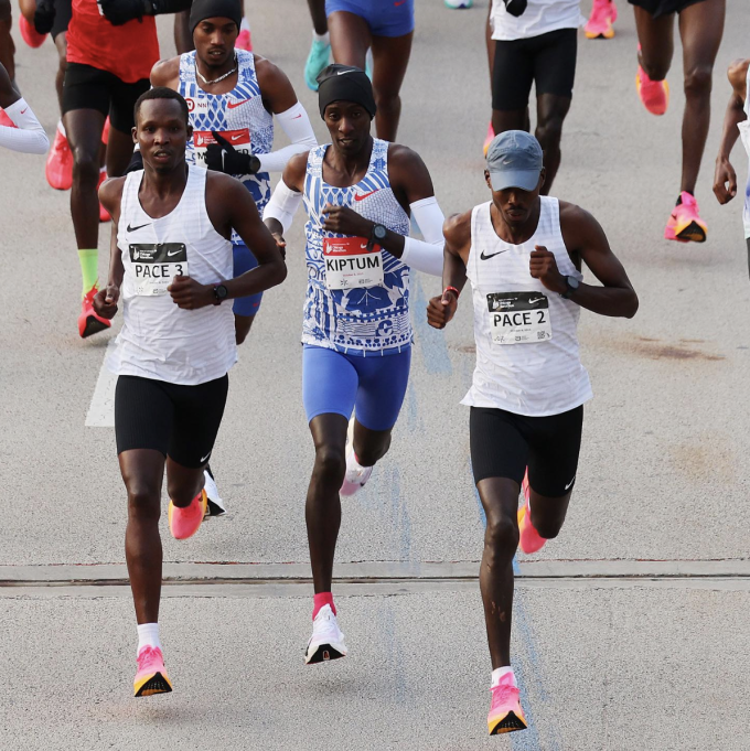 Kiptum trên đường chạy Chicago Marathon 2023 ngày 8/10. Ảnh: AFP