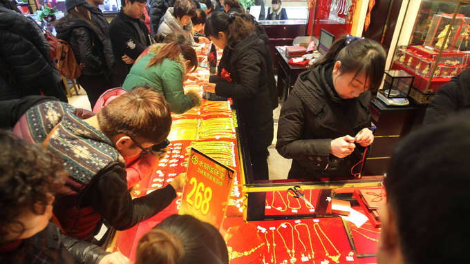 Người dân đi mua vàng tại một cửa hàng vàng ở Nam Thông, Trung Quốc. Ảnh: CNBC.