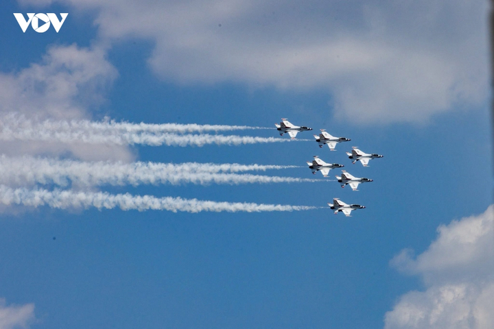 Đội Thunderbirds gồm 6 chiếc F-16 bay đội hình. (Ảnh: QT)
