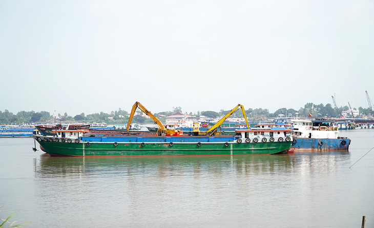 Sà lan nhập khẩu cát  từ Campuchia tại cửa khẩu quốc tế Vĩnh Xương  - Ảnh: CHÍ HẠNH