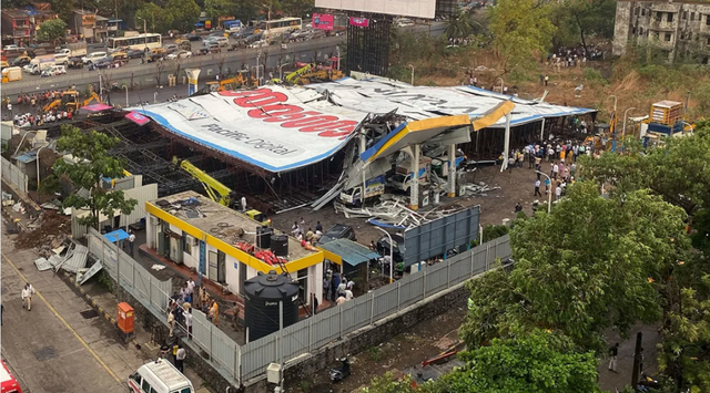 Hiện trường vụ sập biển quảng cáo ở Mumbai. Ảnh: Reuters