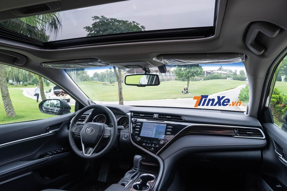 Nội thất bên trong Toyota Camry đã đẹp hơn trước đây nhiều nhưng vẫn chưa đủ để hấp dẫn những khách hàng thích sự trẻ trung, hiện đại