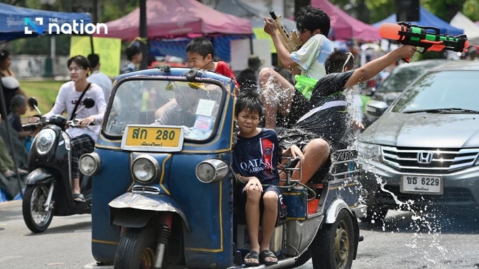 Người dân Thái Lan té nước vào nhau trên đường phố trong lễ hội Songkran 2024. Ảnh: The Nation. 