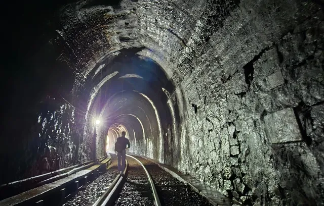12 hầm đường sắt trăm tuổi tuyến Bắc - Nam xuống cấp nghiêm trọng - Ảnh 1.