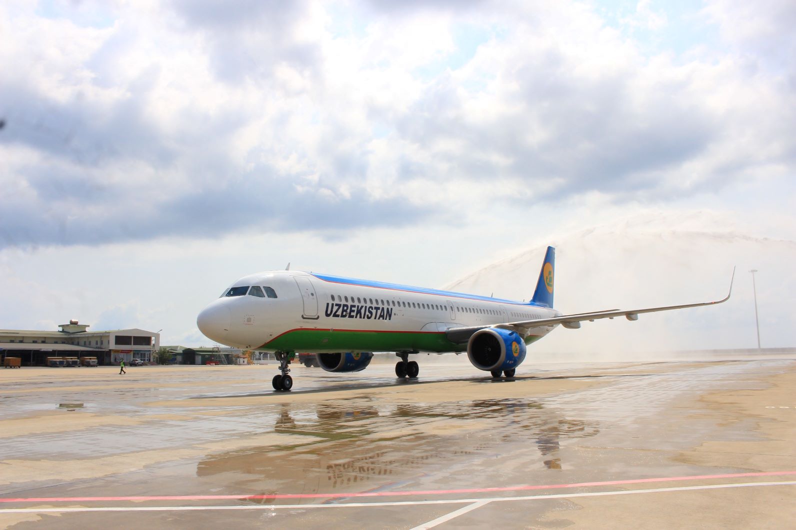 Chuyến bay đầu tiên của hãng hàng không Uzbekistan Airways trở lại Cảng hàng không quốc tế Cam Ranh sau thời gian phải tạm dừng khai thác. Ảnh: X.Hướng