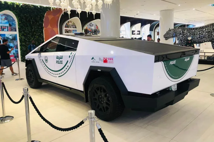  Tương tự các mẫu xe khác trong lực lượng này, nắp capo cũng như phần đuôi xe được mang bộ tem màu xanh lá cỡ lớn đặc trưng của cảnh sát Dubai. 
