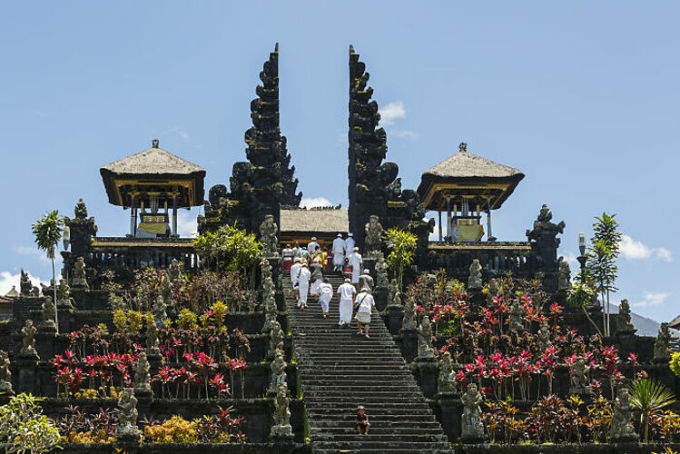 Trong ký ức của nhiều người, đảo Bali, Indonesia thực sự là một nơi sinh đẹp. Nhưng đó là câu chuyện của 10 năm về trước. Ngày nay, nơi này đã bị hủy hoại bởi những người có tầm ảnh hưởng trên mạng. Quá nhiều du khách đã đổ xô đến đây , một người để lại bình luận.