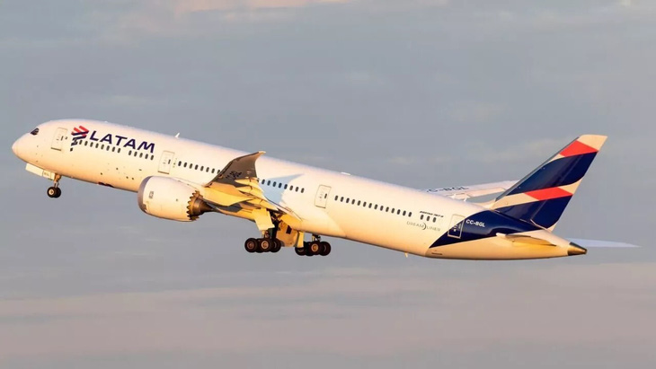 Máy bay Boeing 787 của Hãng LATAM Airlines đột nhiên mất cao độ, khiến ít nhất 50 hành khách bị thương - Ảnh: DEFENSE HERE