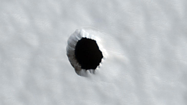 Hố đen trên núi lửa Arsia Mons, được chụp bởi camera HiRISE trên tàu MRO - Ảnh: NASA