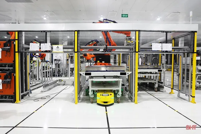 Robot vận chuyển hàng hóa thay con người giúp giảm tải lao động và đảm bảo an toàn sản xuất.