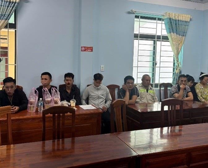 Các đối tượng liên quan đến vụ việc bị Công an xã Bình An triệu tập làm việc.