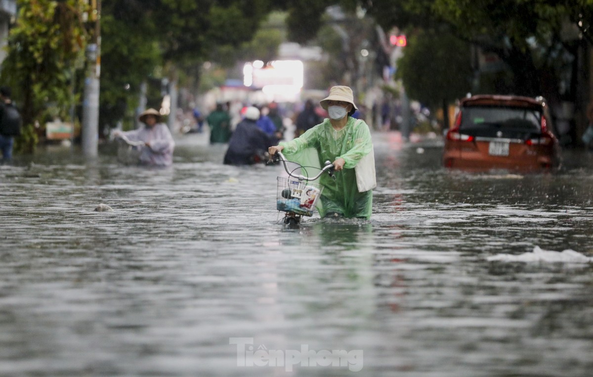Người dân chật vật vượt biển nước về nhà sau mưa lớn ở TPHCM ảnh 3