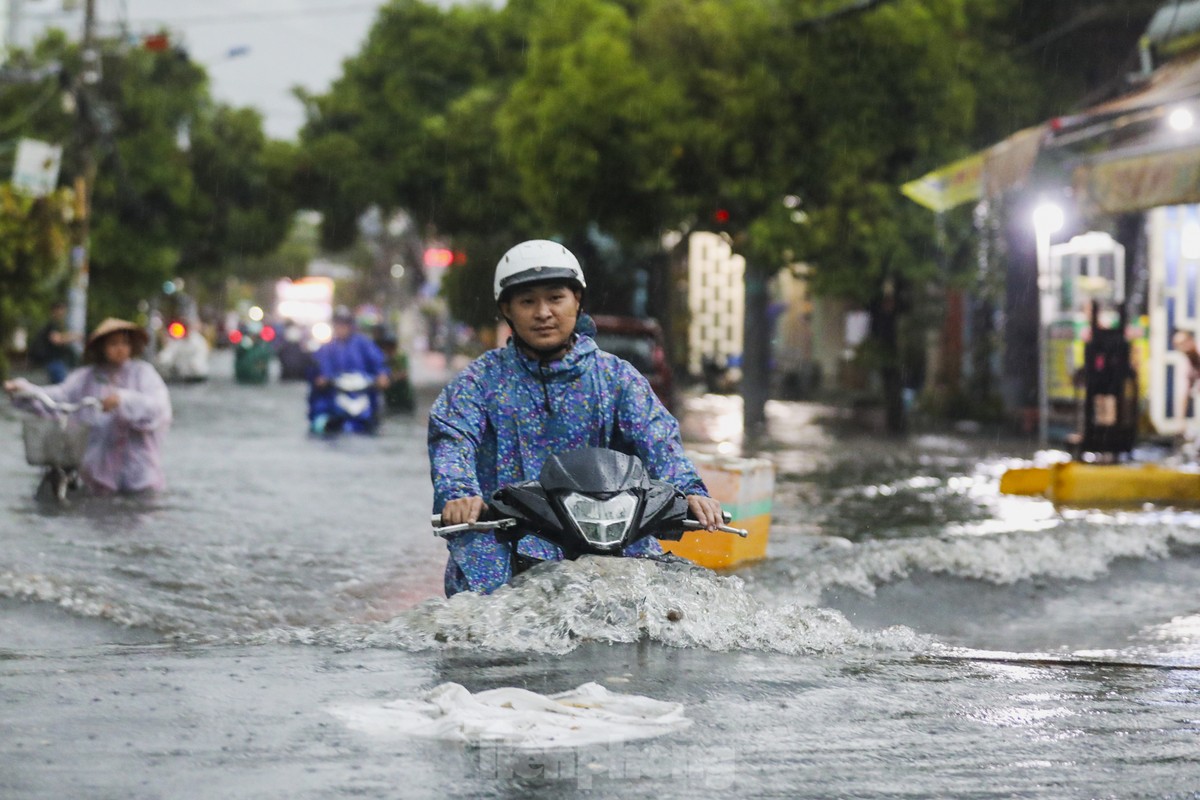 Người dân chật vật vượt biển nước về nhà sau mưa lớn ở TPHCM ảnh 1