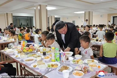 Đất nông nghiệp và nhà cửa đã bị ngập lụt sau khi mưa lớn tấn công thành phố Sinuiju và huyện Uiju, giáp biên giới Trung Quốc vào cuối tháng 7.